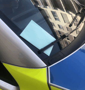 Dankesbrief an die Verkehrspolizei Stuttgart, angebracht an der Windschutzscheibe eines Streifenwagens.