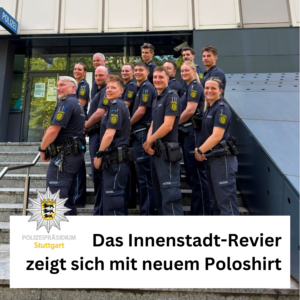Beamtinnen und Beamte der Dienstgruppe B des Polizeireviers 1, Theodor-Heuss-Straße, präsentieren vor dem Reviergebäude die neuen dunkelblauen Poloshirts für den Streifendienst des Polizeipräsidiums Stuttgart.