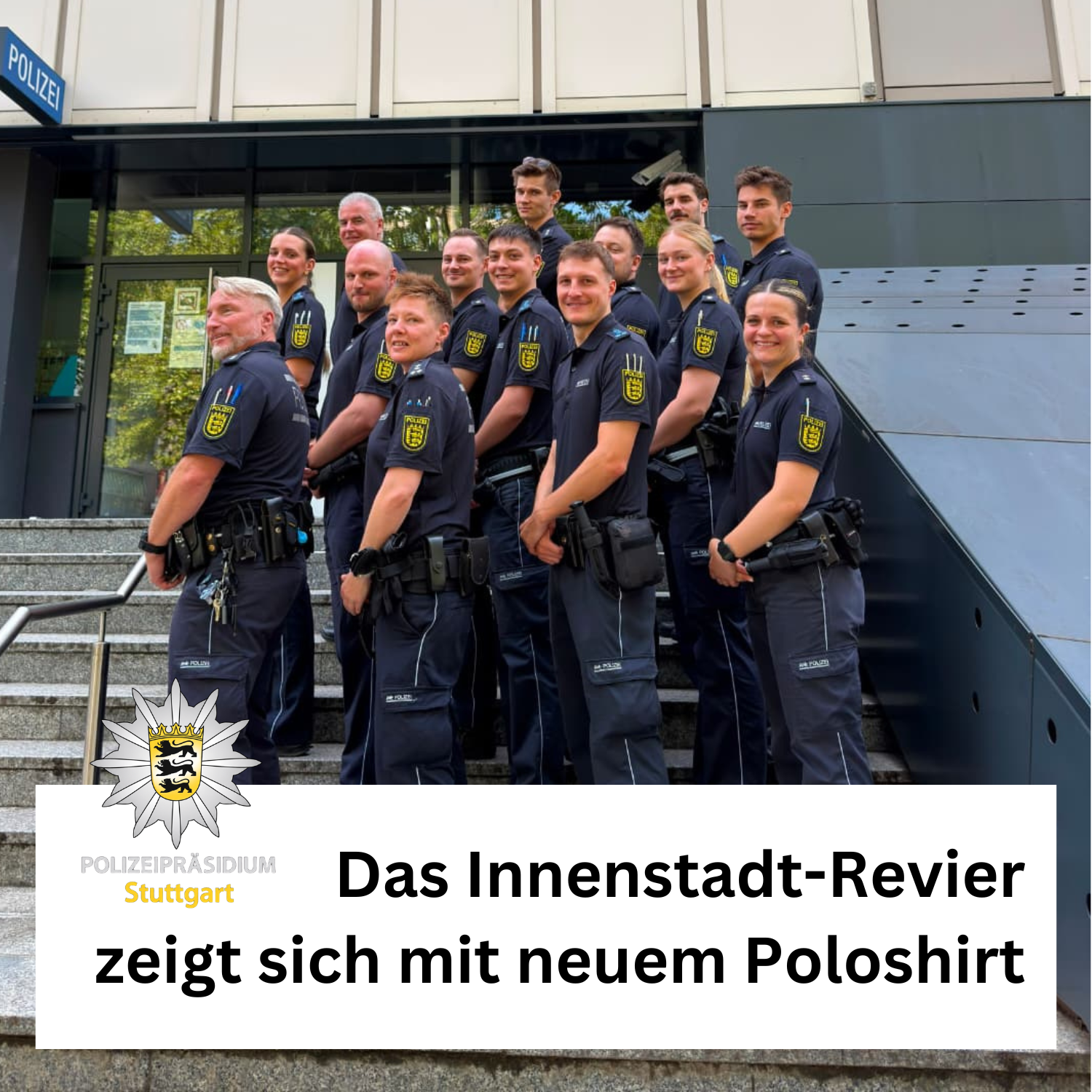 Beamtinnen und Beamte der Dienstgruppe B des Polizeireviers 1, Theodor-Heuss-Straße, präsentieren vor dem Reviergebäude die neuen dunkelblauen Poloshirts für den Streifendienst des Polizeipräsidiums Stuttgart.